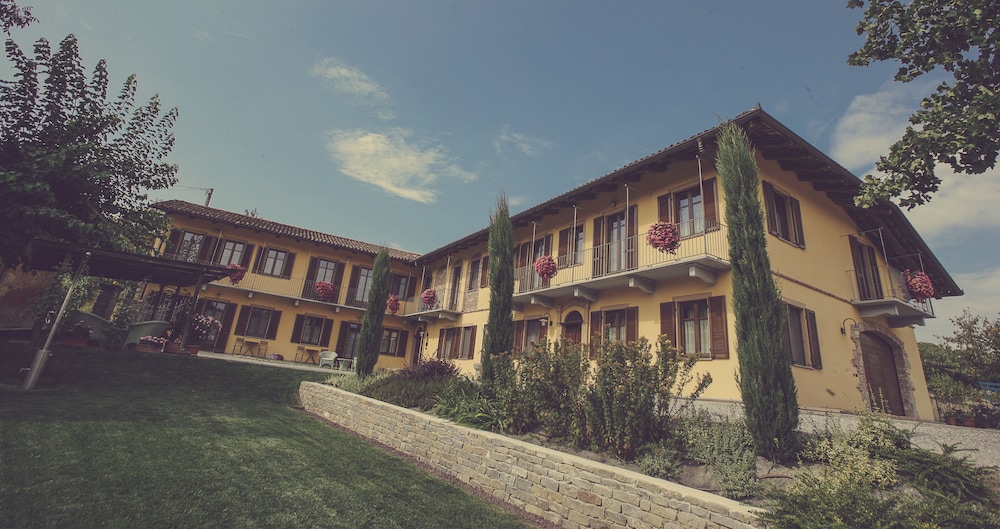 Casa Ressia — 4-Star Luxury Hotel in Alba, Italy