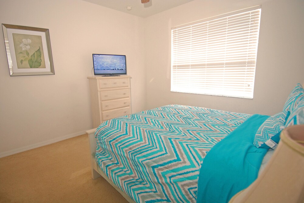 South facing Pool With Spa & Games Room - photo 4