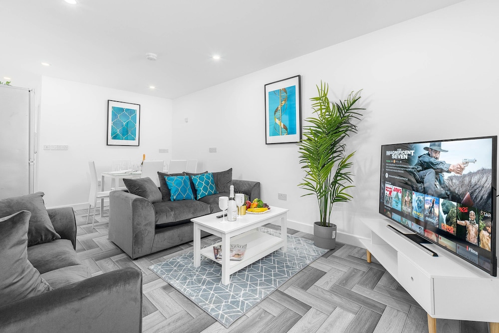 Spacious House With Garden Close to Birmingham City Centre — 4-Star Luxury Hotel in Birmingham, United Kingdom