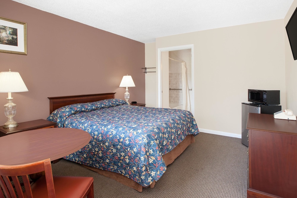 Knights Inn Grand Blanc - photo 12