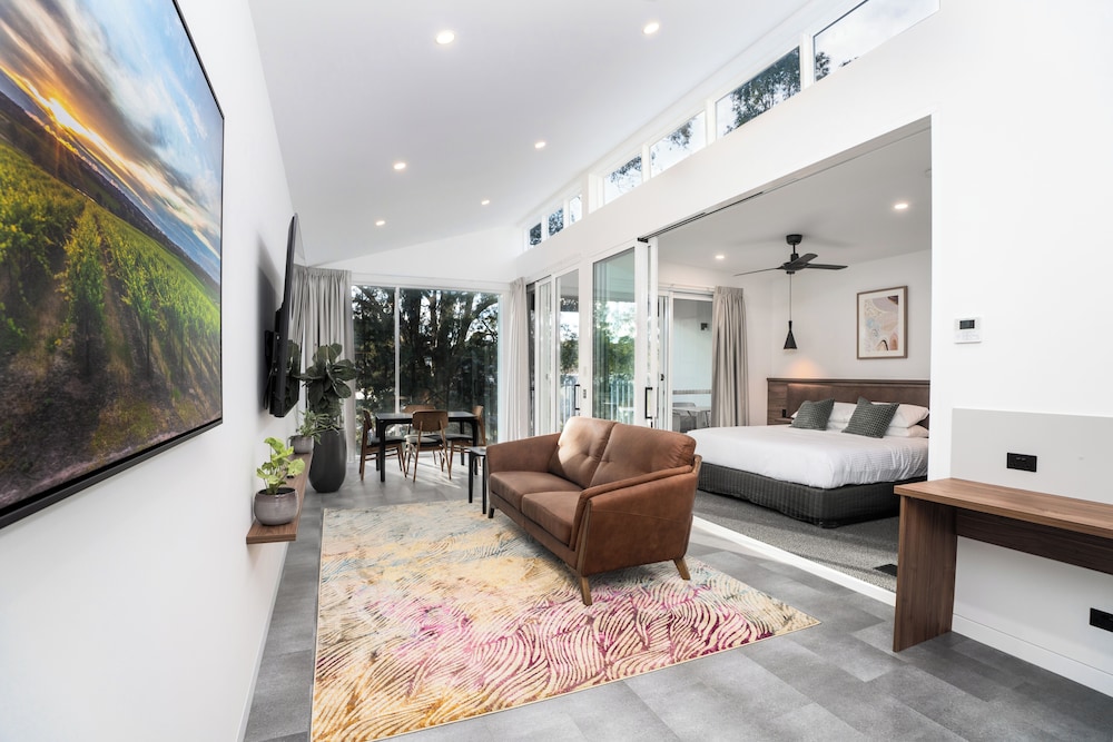Clare Hillside Apartments — 4-Star Luxury Hotel in Clare, Australia
