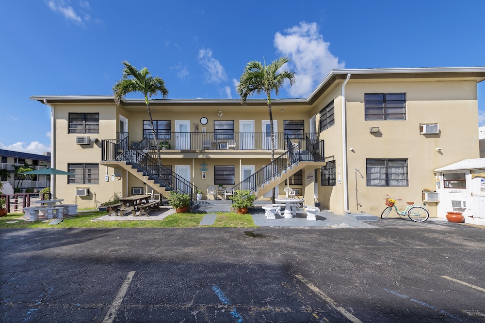 Tropic Isle Hotel and Apartment - photo 28