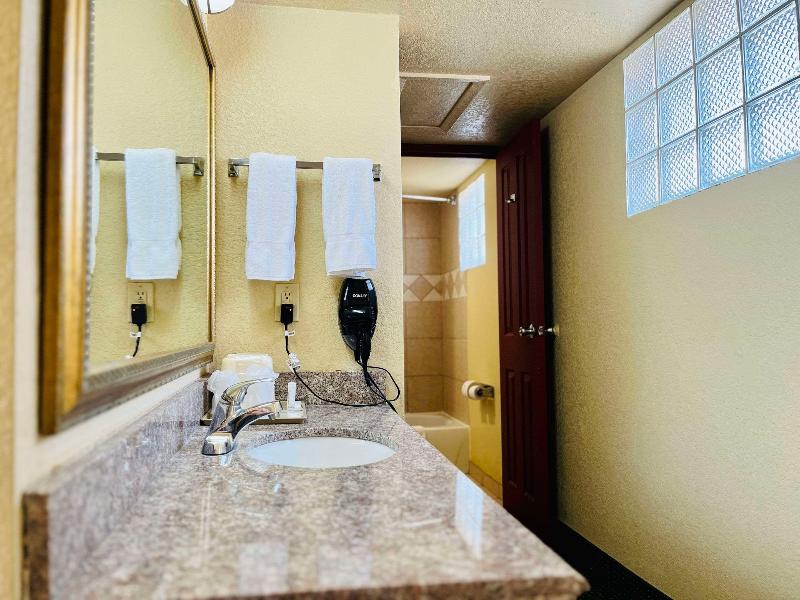 Econo Lodge Del Rio - photo 6