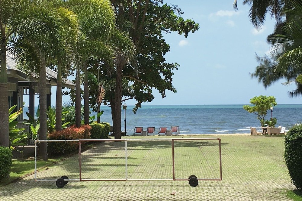 Bankrut Resort - carbon neutral hotel in Bang Saphan