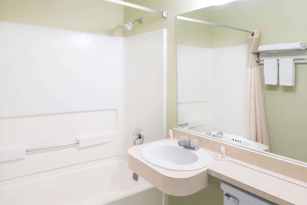 Days Inn by Wyndham Henrietta Rochester Area - photo 12
