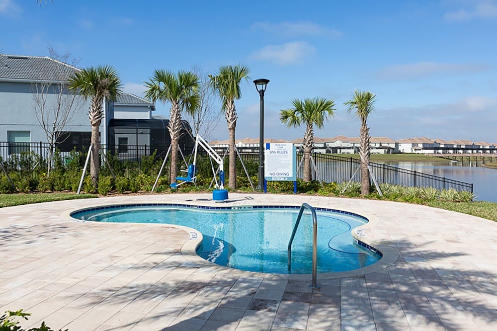 Luxurious 10 bed Lakefront Retreat Near Disney - photo 32