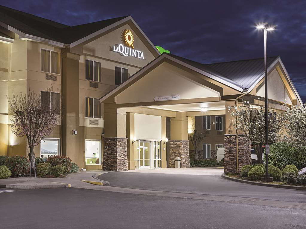 La Quinta Inn & Suites by Wyndham Central Point Medford - photo 6