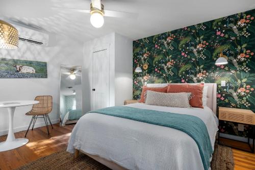 Stonewall Bungalow 2 Sleeps 2 — 4-Star Luxury Hotel in Stonewall, United States