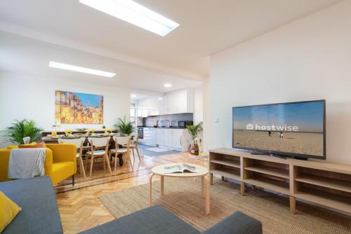 Host Wise Spacious Fresh Flat w Terrace Near Sea — 4-Star Luxury Hotel in Espinho, Portugal