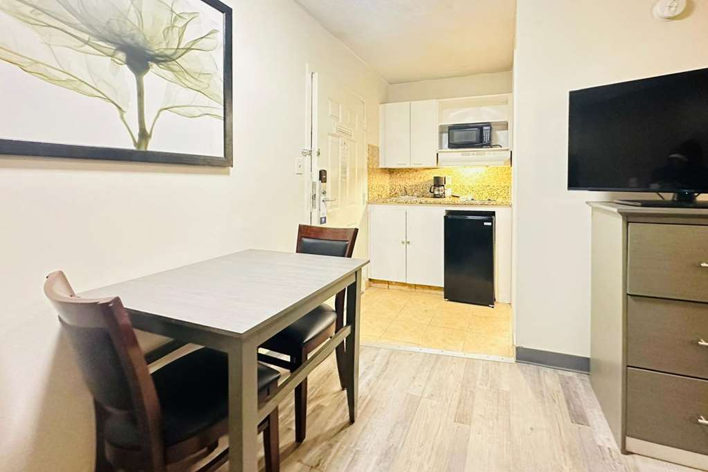 Suburban Extended Stay Abercorn - photo 32