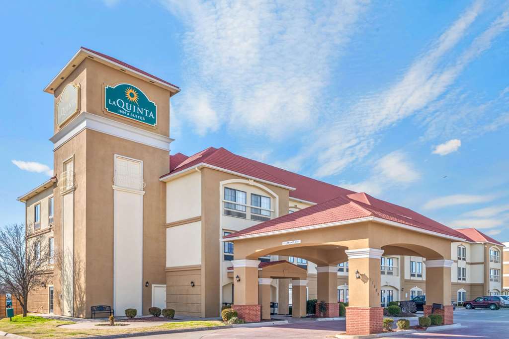 La Quinta Inn & Suites by Wyndham Oklahoma City Yukon - photo 2