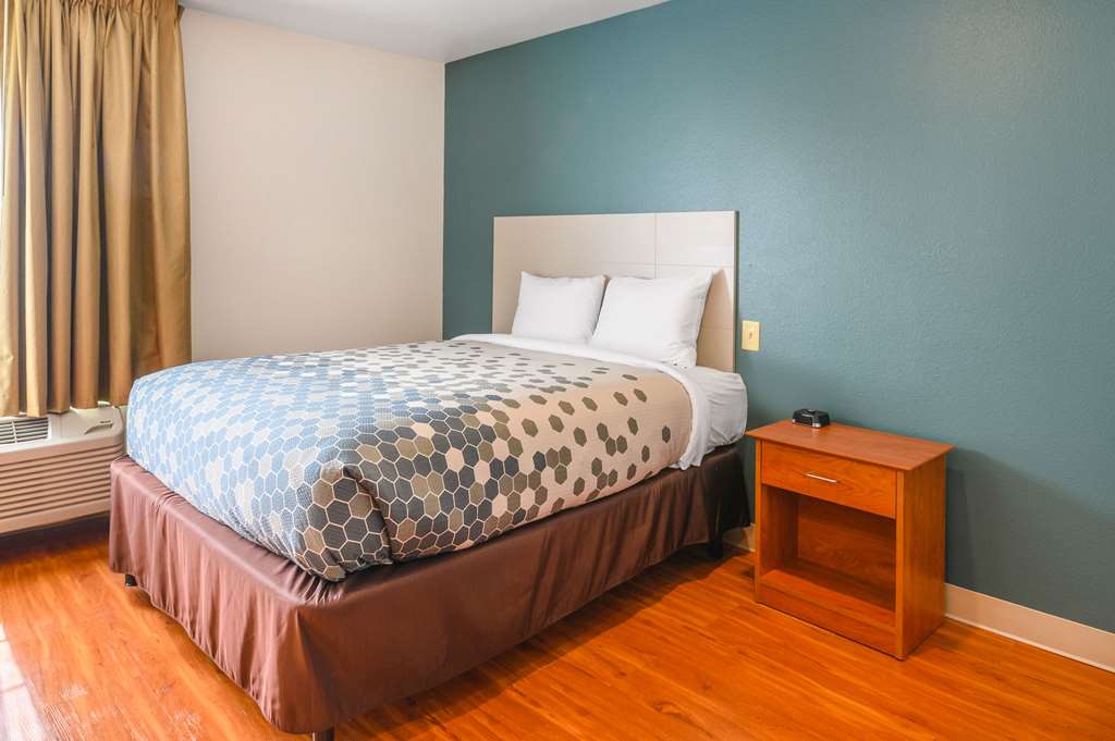 Econo Lodge Hammond - photo 12