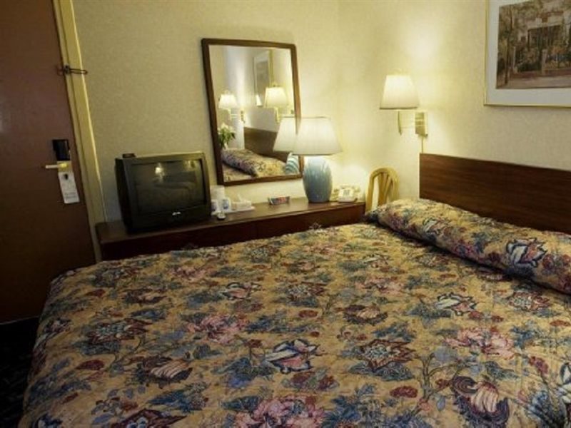 Americas Best Value Inn Detroit Dearborn - photo 9
