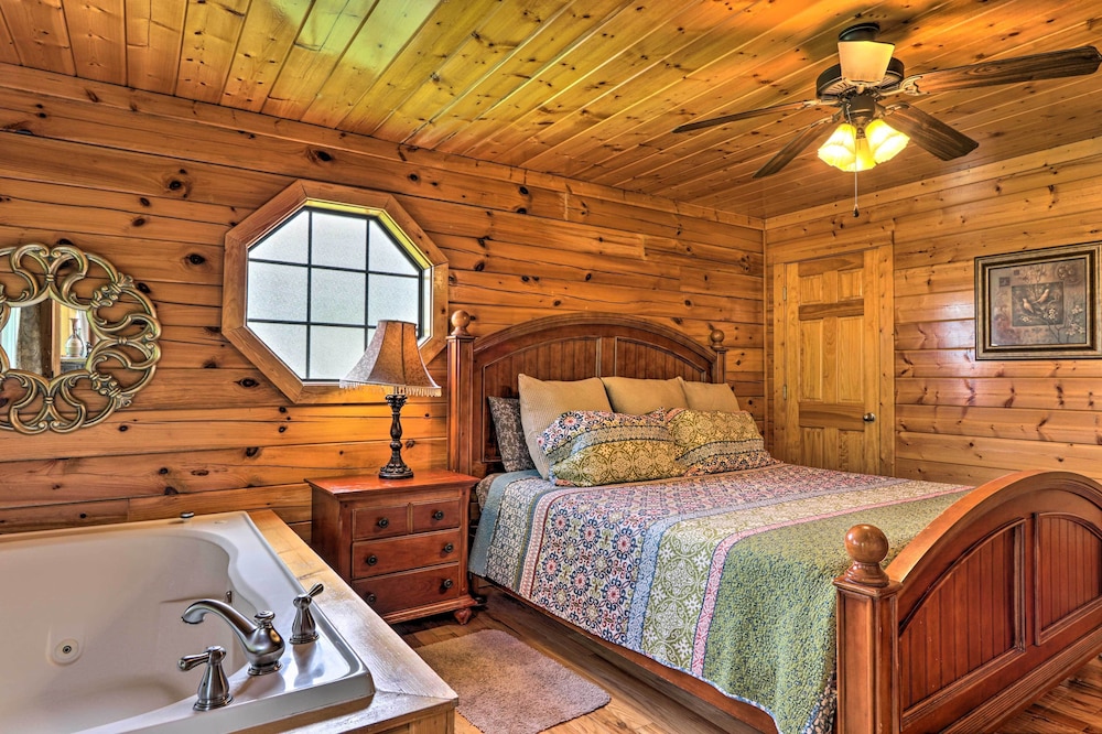1 Mi To Dollywood Quiet Cabin with Hot Tub — 4-Star Luxury Hotel in Sevierville, United States