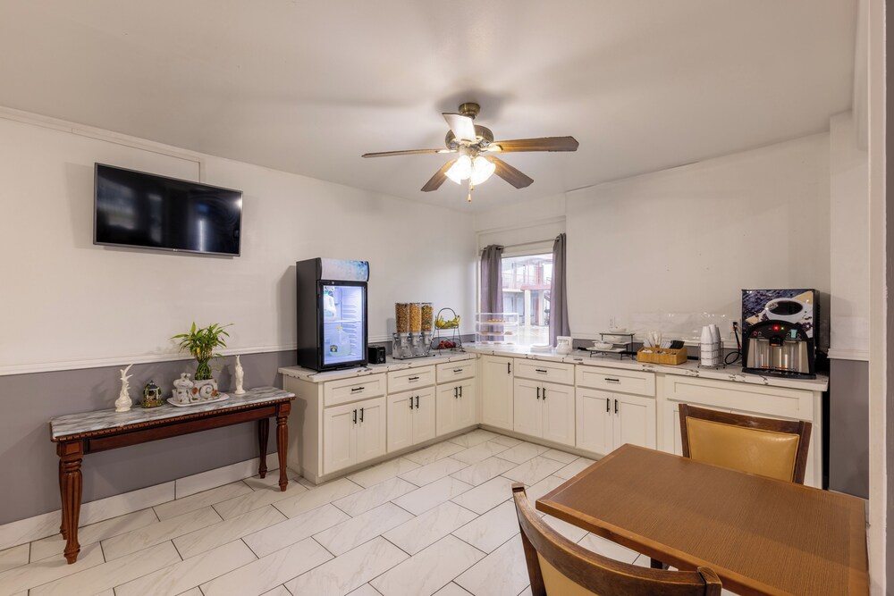 Executive Inn Beeville US 181 By Capital O - photo 11