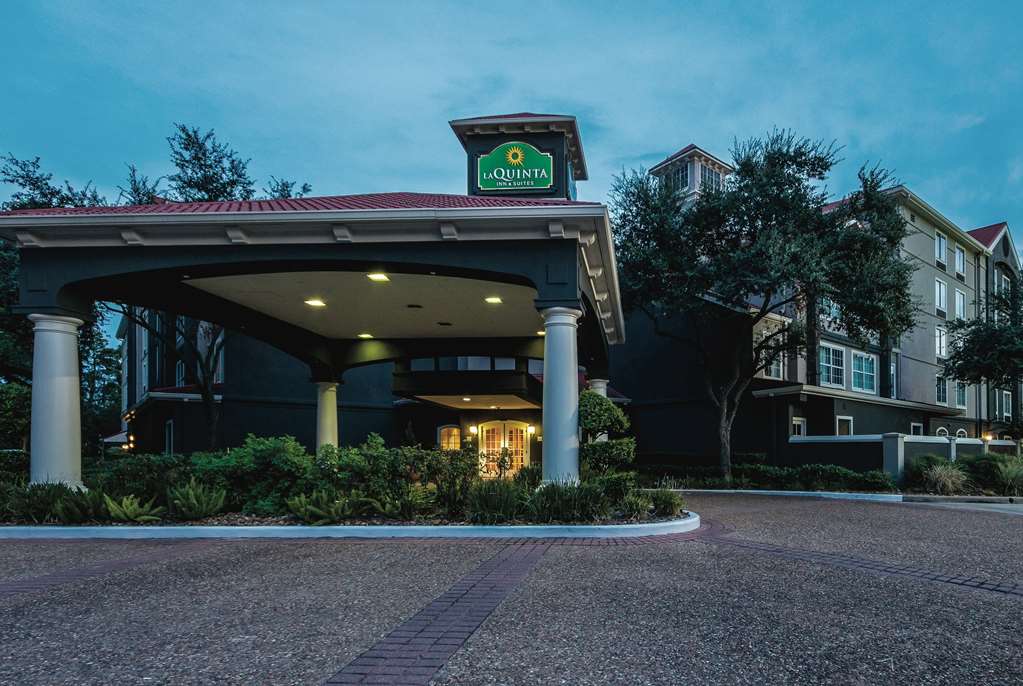 La Quinta Inn & Suites by Wyndham Houston Bush IAH South - photo 3
