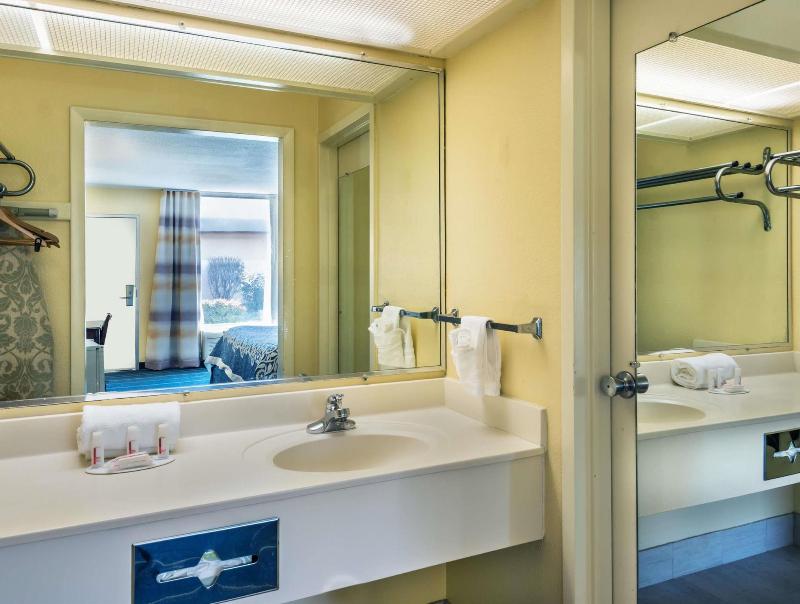 Days Inn by Wyndham South Hill - photo 8