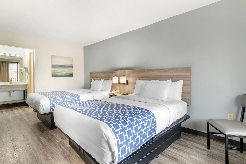 Suburban Studios Tysons Corner - photo 14