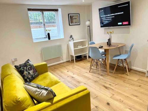 Charming Period Apartment for 3 Near Uni Hospital and Town Free Parking