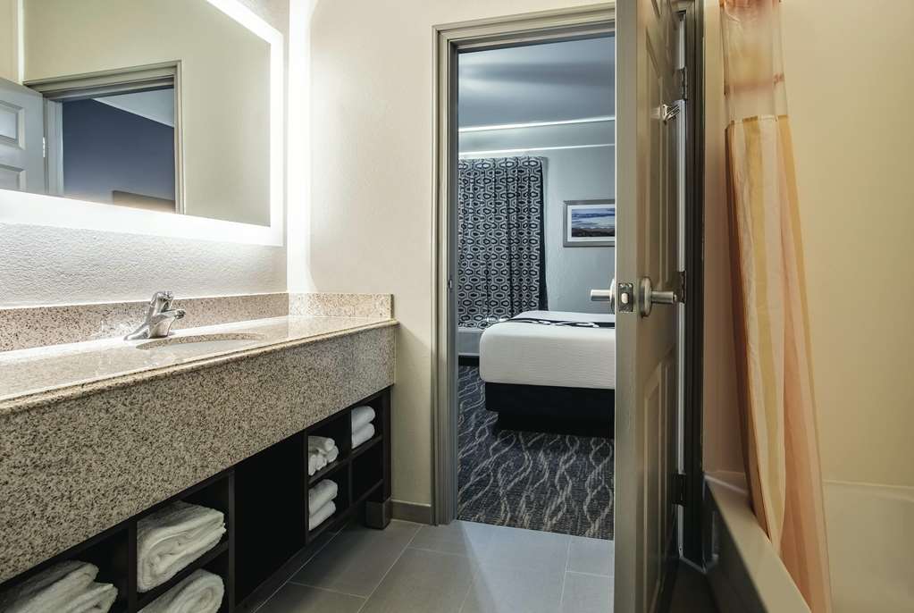 La Quinta Inn & Suites by Wyndham Phoenix I 10 West - photo 18