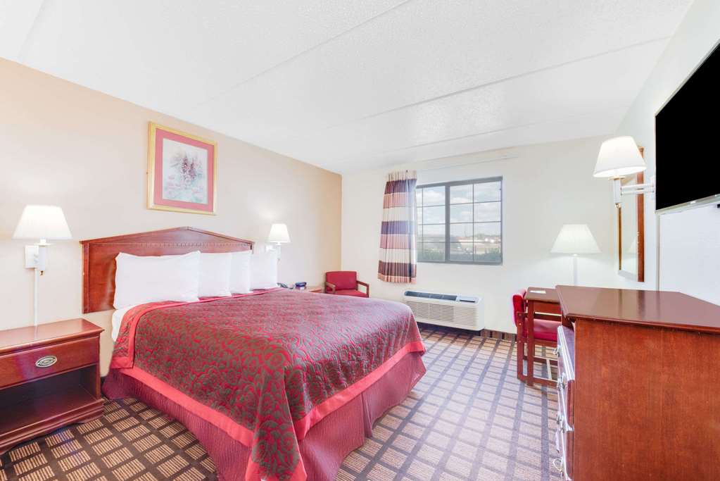 Days Inn & Suites by Wyndham Laredo - photo 7