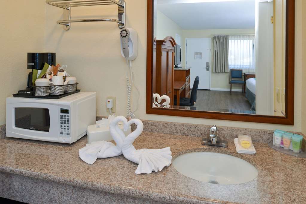 Edgewater Inn And Suites - photo 24