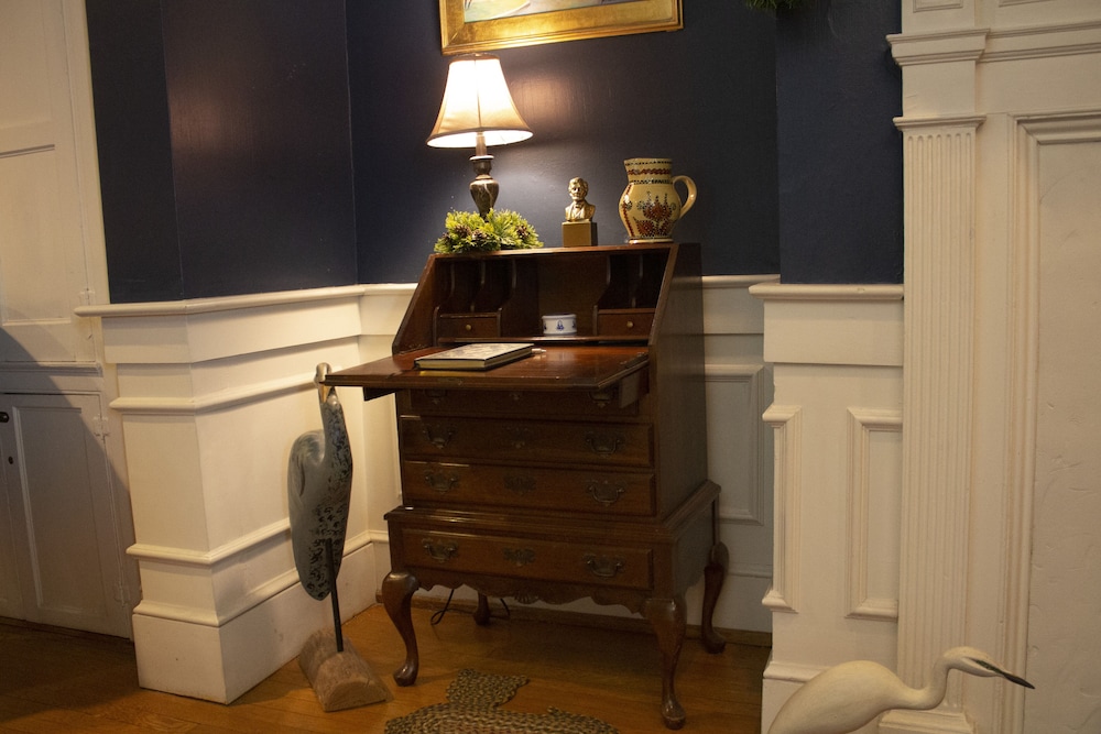 Inn at Lincoln Square - photo 12
