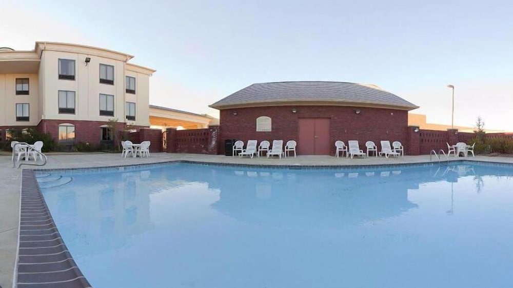 Holiday Inn Express Hotel & Suites Pine Bluff Pines Mall by IHG - photo 29