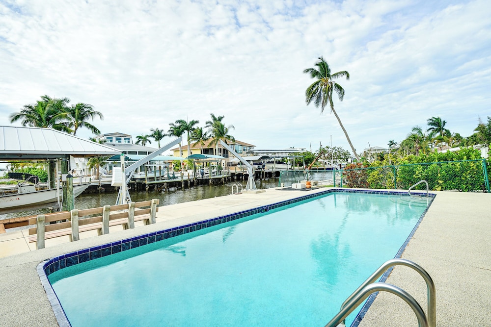 Private Pool and Deck Canalfront St James City Home — 4-Star Luxury Hotel in Saint James, United States