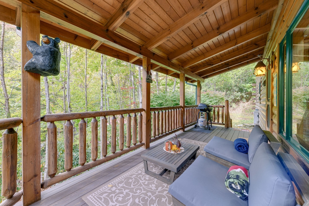 Creekside Maggie Valley Cabin 2 Mi to Skiing — 4-Star Luxury Hotel in Maggie Valley, United States