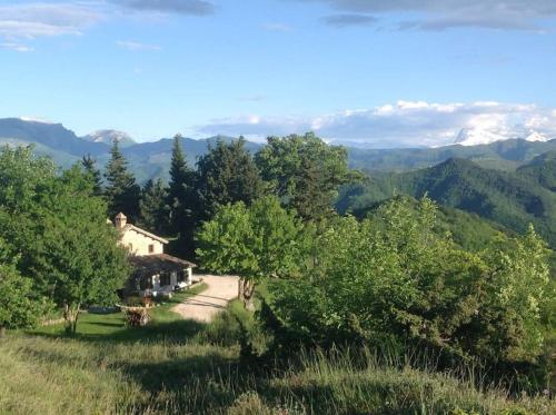Casa Flori & Leonardo's Country House — 4-Star Luxury Hotel in Comunanza, Italy