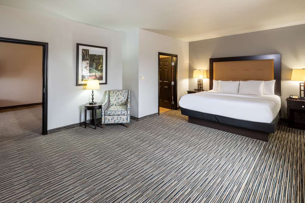 La Quinta Inn & Suites by Wyndham Mt. Pleasant - photo 34