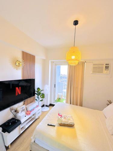 Zinnia Towers 1BR Condo with PS4 Karaoke Netflix & Swimming Pool — 4-Star Luxury Hotel in Manila, Philippines