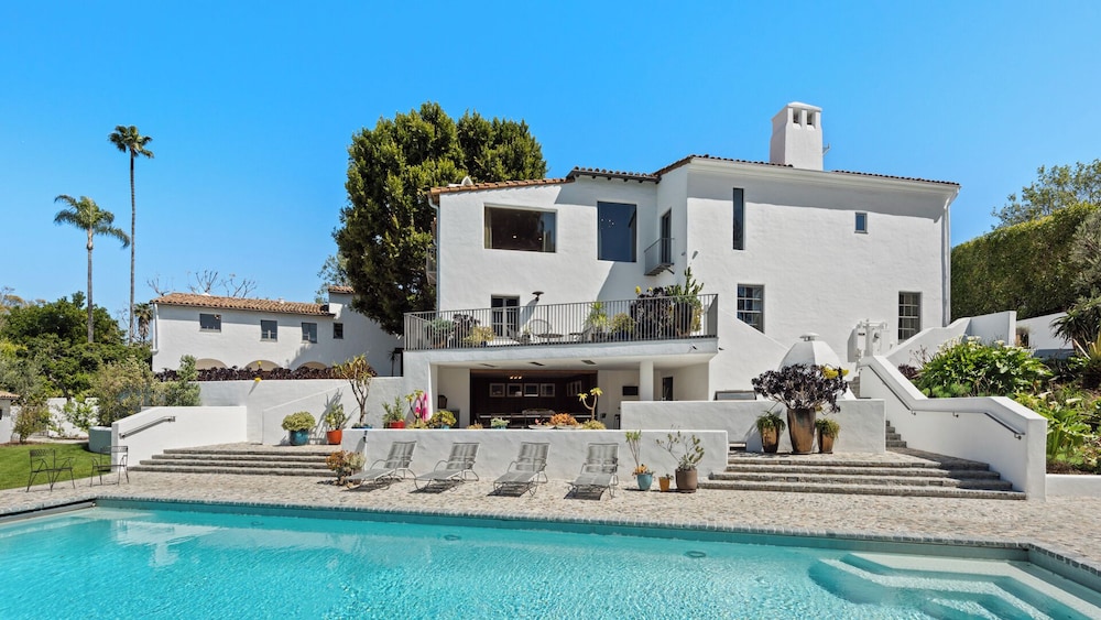 Howard Hughes Estate Spanish Revival Gem w Pool Wine Cellar & Guest House — 4-Star Luxury Hotel in Los Angeles, United States