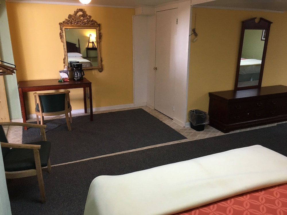 Dixie Plaza Hotel - photo 28