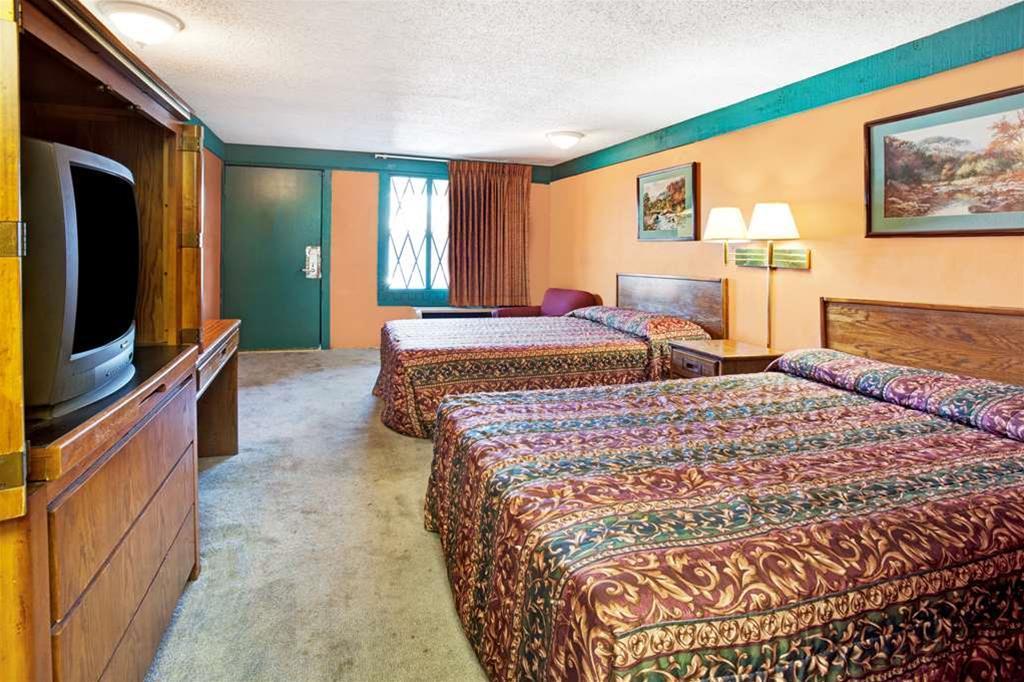 Monroe Knights Inn - photo 6