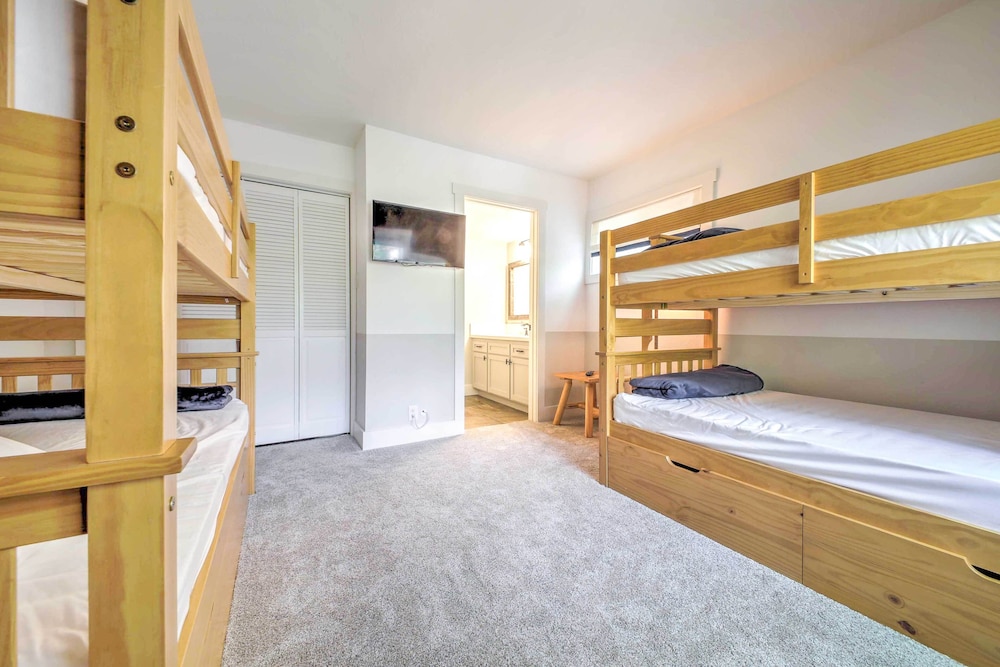 Gorgeous Lake Arrowhead Retreat: Game Room & Deck in Lake Arrowhead, United States