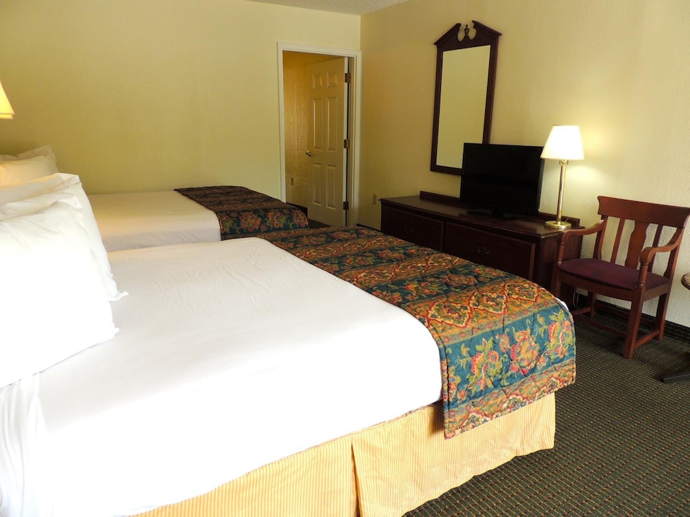 Carmel Inn & Suites - photo 17