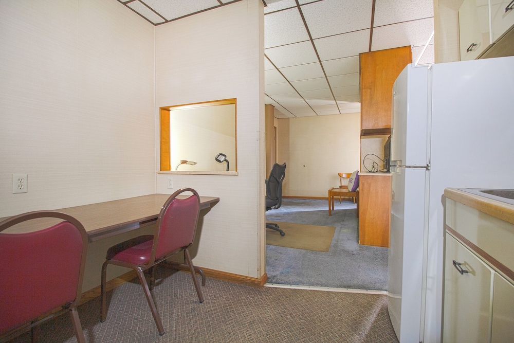 HomeTown Inn by OYO Liberal KS - photo 35