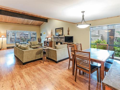 168 Forest Pines walk to Lakeshore Blvd community pool and hot tub