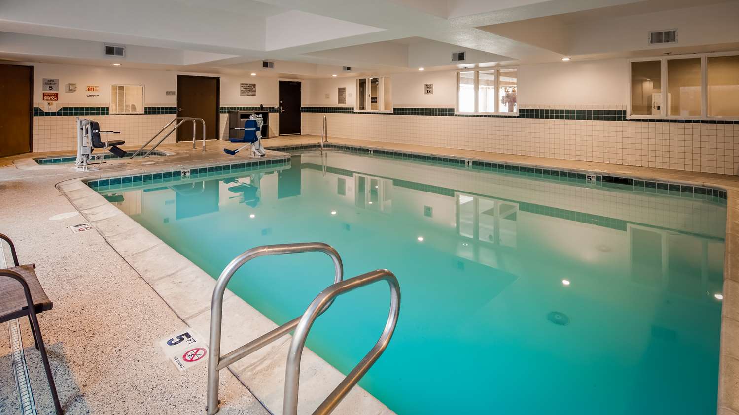 Airport Inn and Suites - photo 6