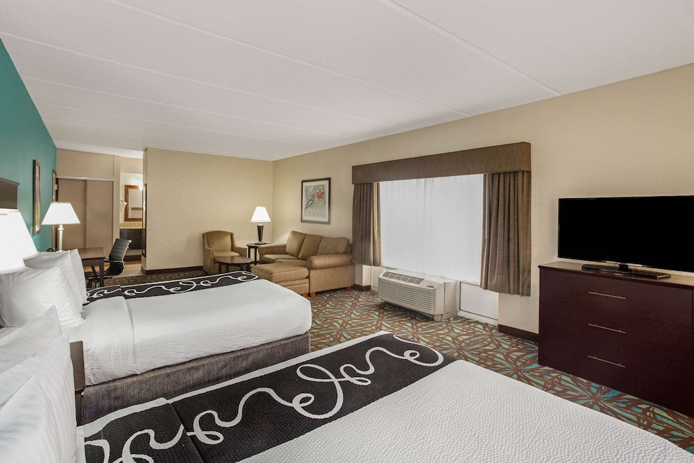 La Quinta Inn & Suites by Wyndham Sarasota I75 - photo 14