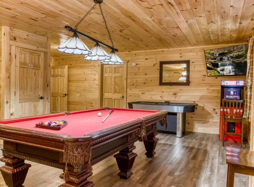 Hidden Retreat Hot Tub Pool Table FREE tickets each paid day Pool Table WIFI - carbon neutral hotel in Gatlinburg