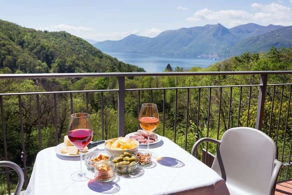 Italian Lakes villa with lake views — 4-Star Luxury Hotel in Dumenza, Italy
