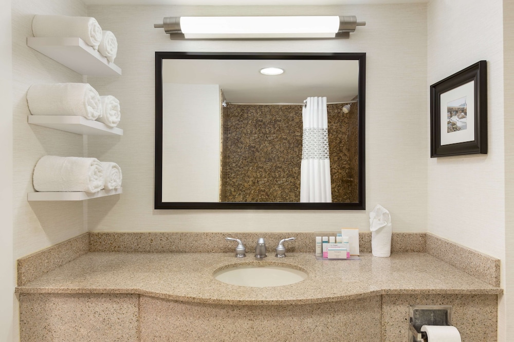 Hampton Inn & Suites Manchester Bedford - photo 18