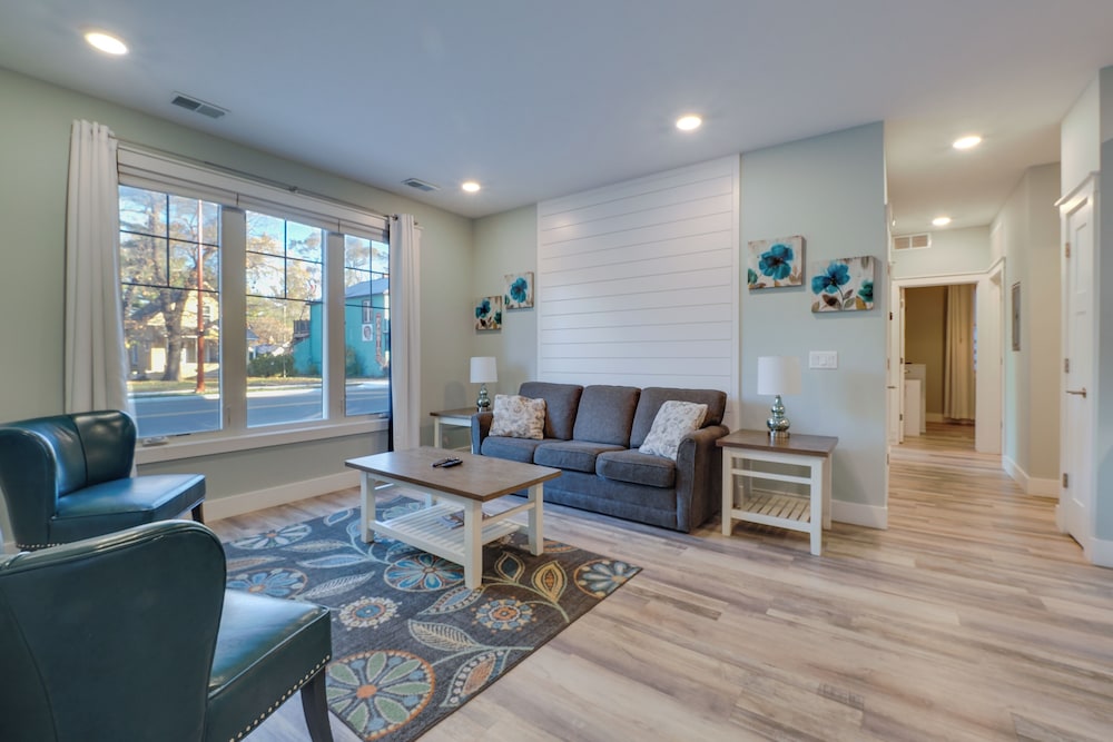 Front Street Retreat Cozy Traverse City Condo — 4-Star Luxury Hotel in Traverse City, United States