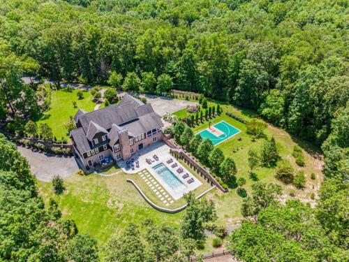 Luxury Mountain Mansion 7BR 8 king beds 10000sf Views Pool Sport Court Gym Sauna Petting Zoo — 4-Star Luxury Hotel in Blue Ridge, United States