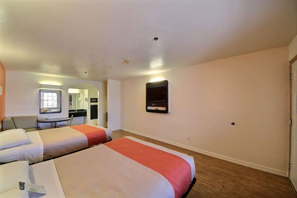 Motel 6 Edinburg TX - photo 11