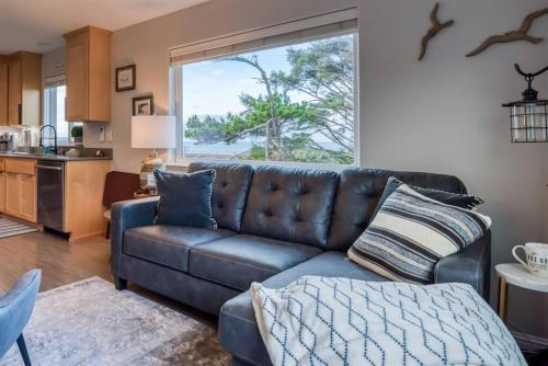 Pacific Peeks 2 Oceanview Pet Friendly Retreat with EV Charging fee — 4-Star Luxury Hotel in Lincoln, United States