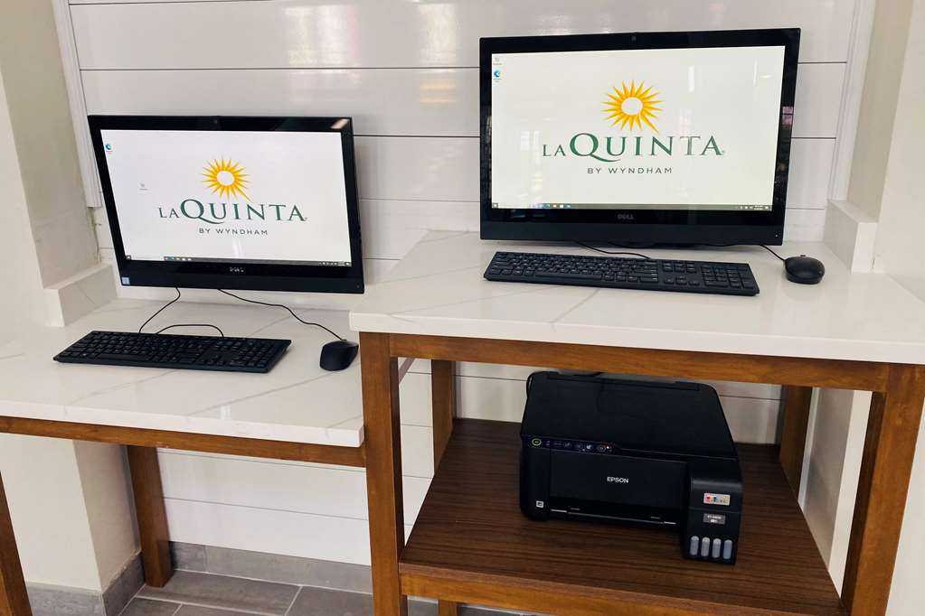La Quinta Inn & Suites by Wyndham South Holland - photo 21